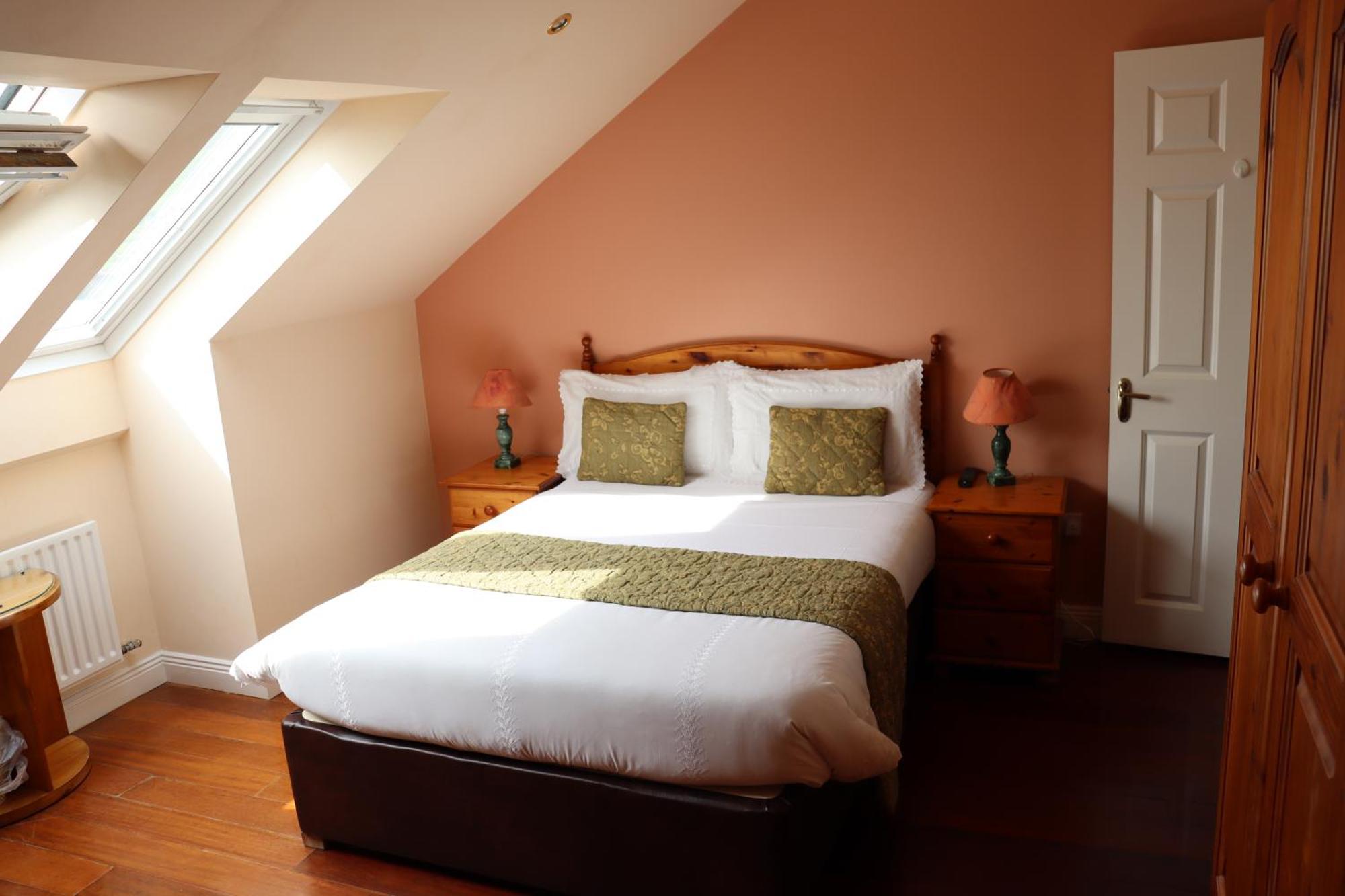 The Old Pier Guest Accommodation, Bed Only, No Breakfast Ballydavid ภายนอก รูปภาพ