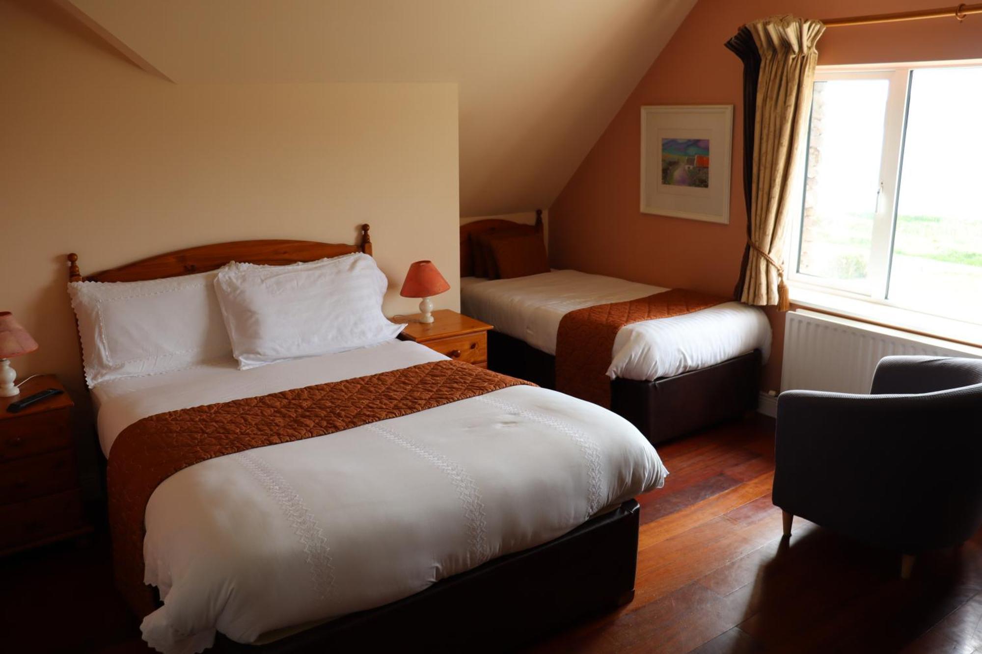 The Old Pier Guest Accommodation, Bed Only, No Breakfast Ballydavid ภายนอก รูปภาพ
